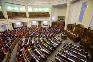 Парламент будет рассматривать введение военного положения в Украине. Реакция депутатских групп