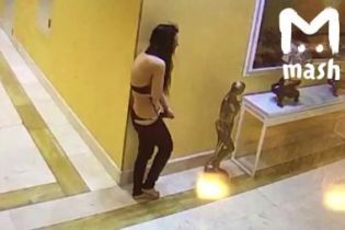 У Мережі з'явилося відео, як напівоголена повія розгромила номер у елітному готелі у Москві