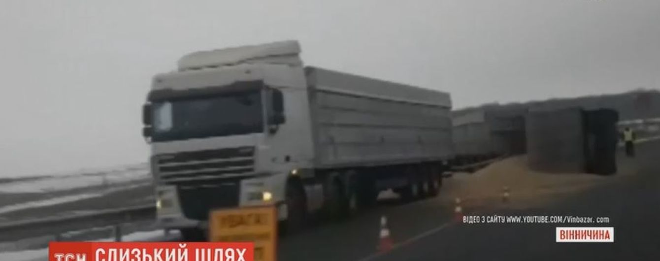 10 тонн сои оказались на трасссе возле Винницы из-за аварии зерновоза