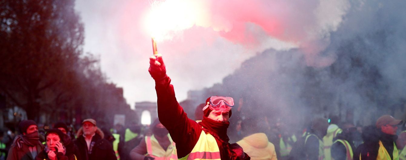 У Франції призупинять підвищення податку на пальне, яке призвело до масових акцій