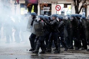 Во Франции задержали уже 700 митингующих. Полиция применила водомет