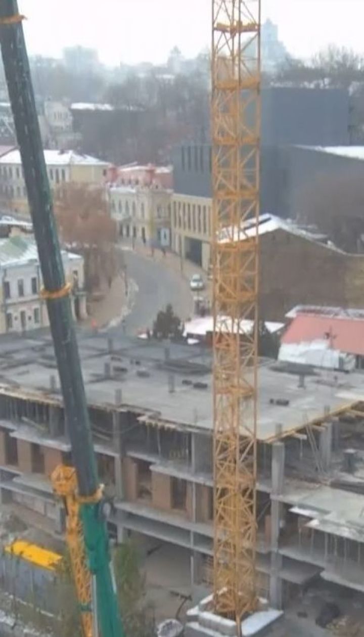 На Андріївському узвозі розібрали будівельний кран, де збиралися будувати готель