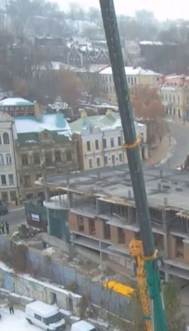 На Андреевском спуске разобрали строительный кран, где собирались строить отель