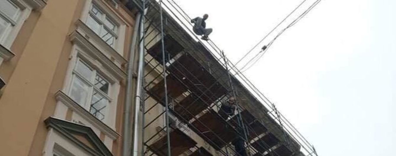 У центрі Львова іноземець намагався скоїти самогубство