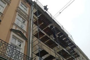 У центрі Львова іноземець намагався скоїти самогубство