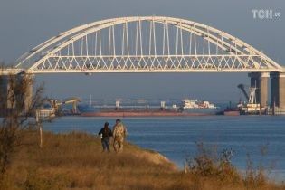 Российская ФСБ заявила, что украинские корабли могли угрожать Керченском мосту