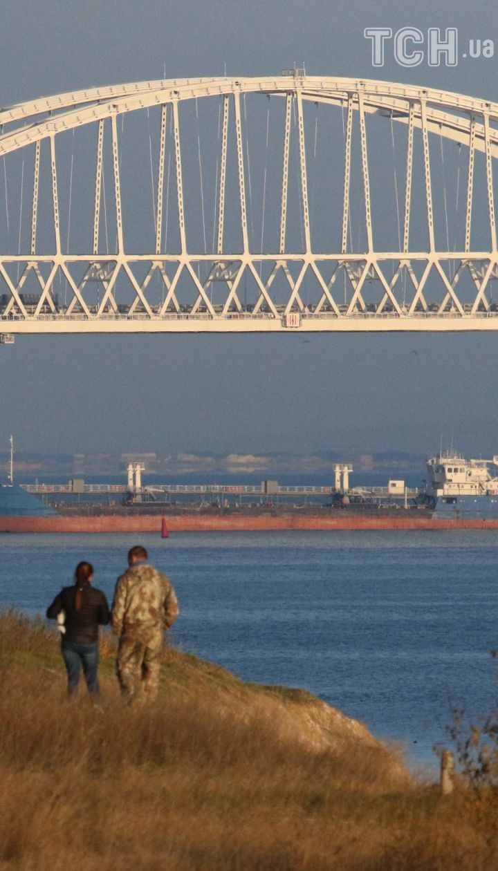 Российская ФСБ заявила, что украинские корабли могли угрожать Керченском мосту