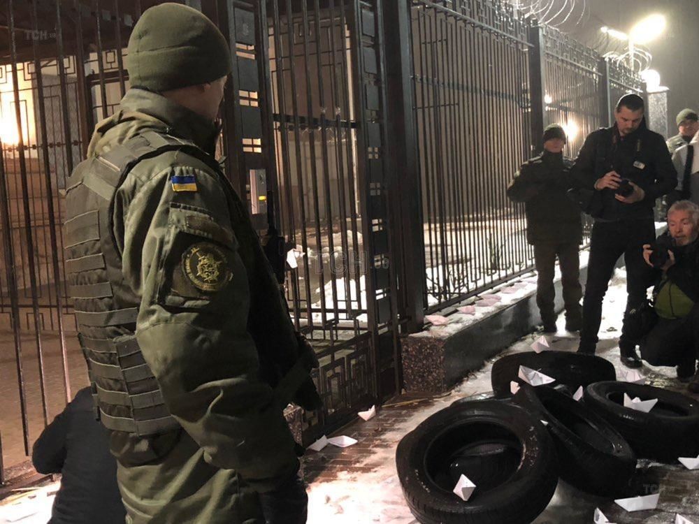 шини під посольством РФ_2