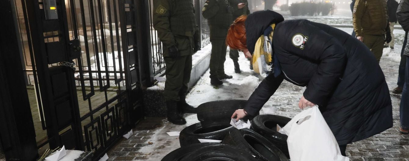 У Києві під будівлею посольства РФ запалили фаєри
