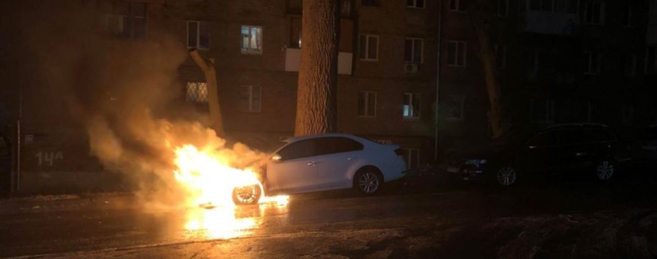 У Києві розтрощили та спалили автомобіль із дипломатичними номерами Росії