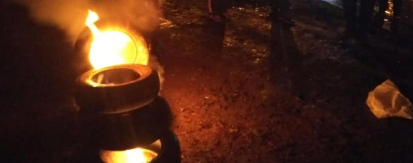 Під консульством РФ у Львові активісти запалили шини