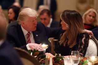 Повторила образ: Меланія Трамп одягла на святкову вечерю мереживну напівпрозору сукню