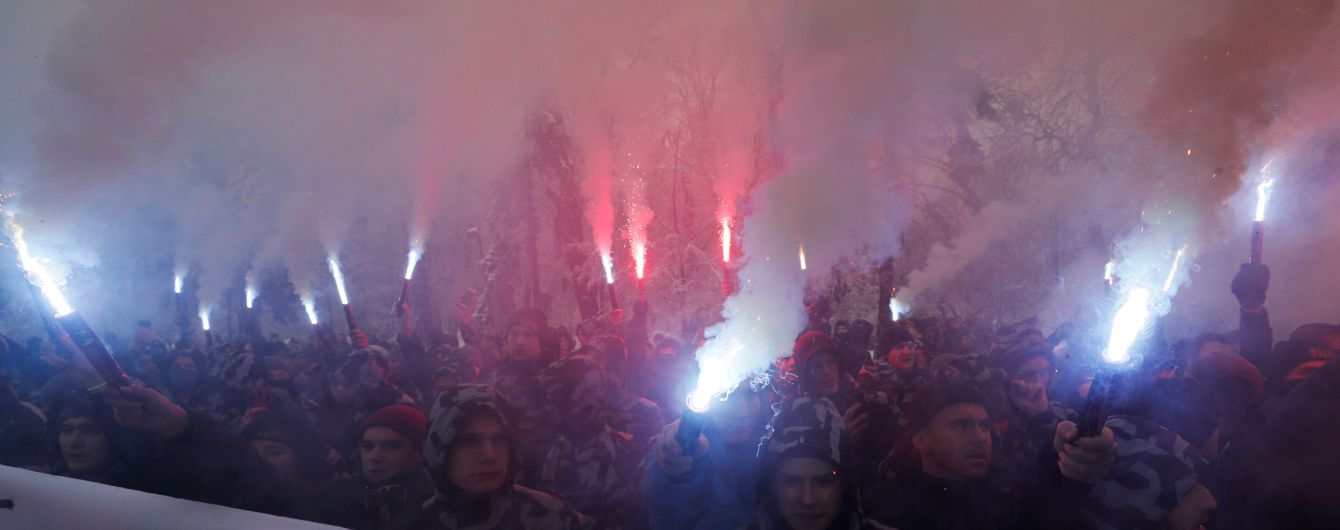 В Киеве активисты пришли под Администрацию президента с требованиями перед введением военного положения