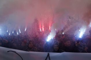 В Киеве активисты пришли под Администрацию президента с требованиями перед введением военного положения