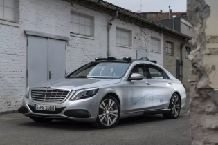 Mercedes навчив свої безпілотники спілкуватися з пішоходами