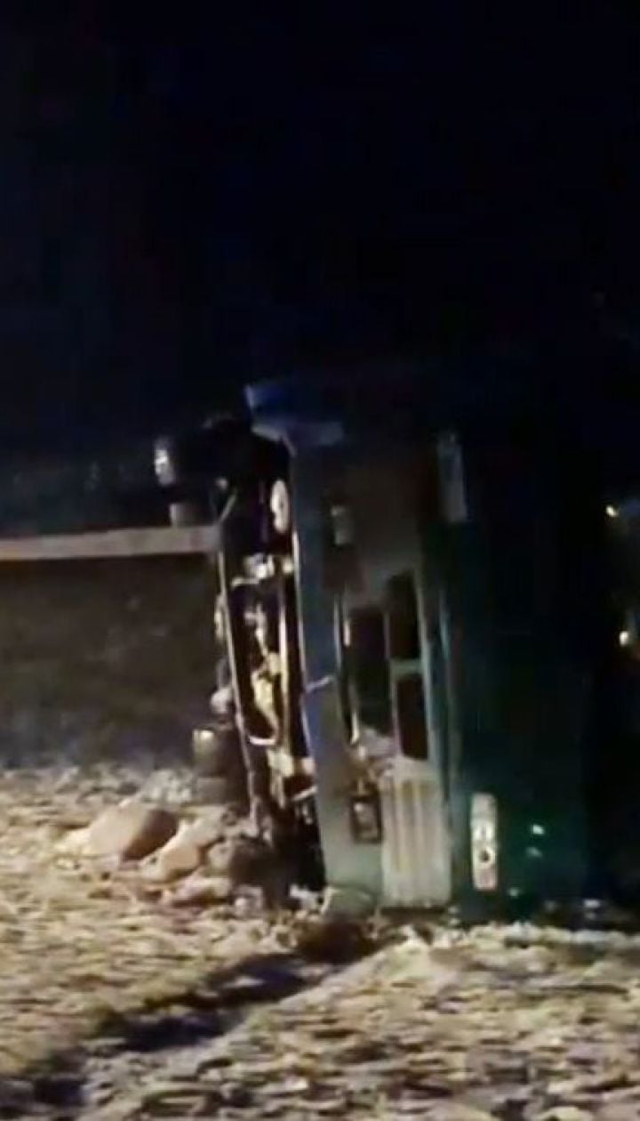 На Прикарпатті на слизькій дорозі перекинувся рейсовий автобус