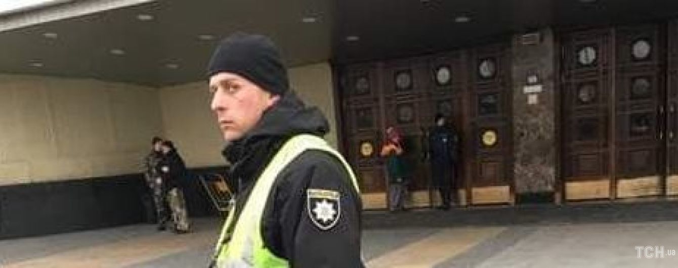 В Киеве эвакуируют людей на центральном вокзале, ищут взрывчатку