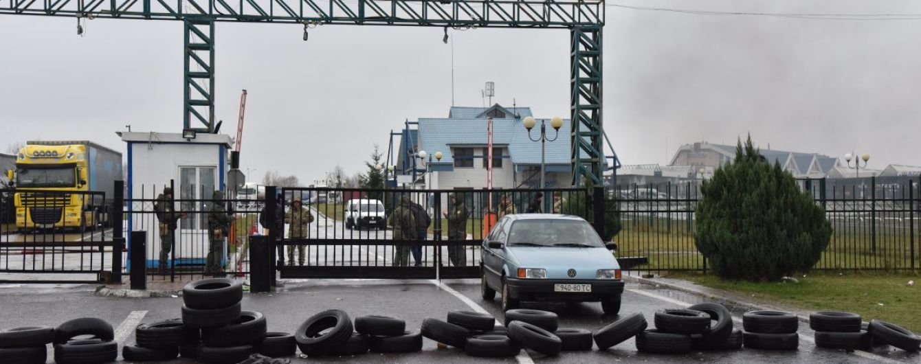 Рух транспортних засобів на кордоні з Польщею відновлено