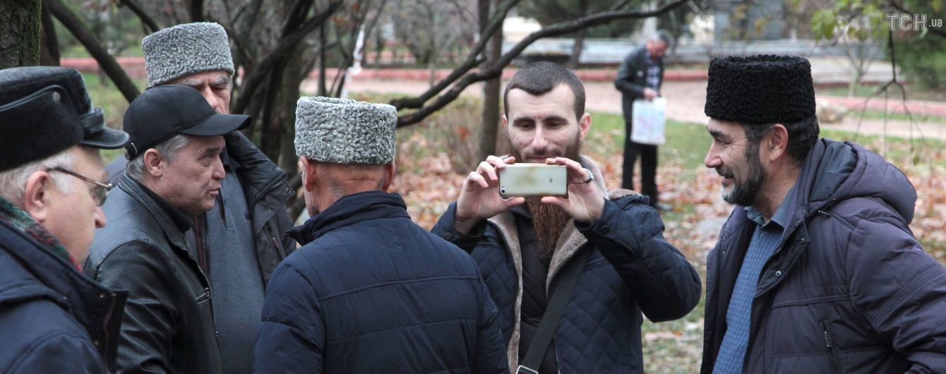 Кримські татари прийшли до "суду" в анексованому Криму на підтримку затриманих українських моряків