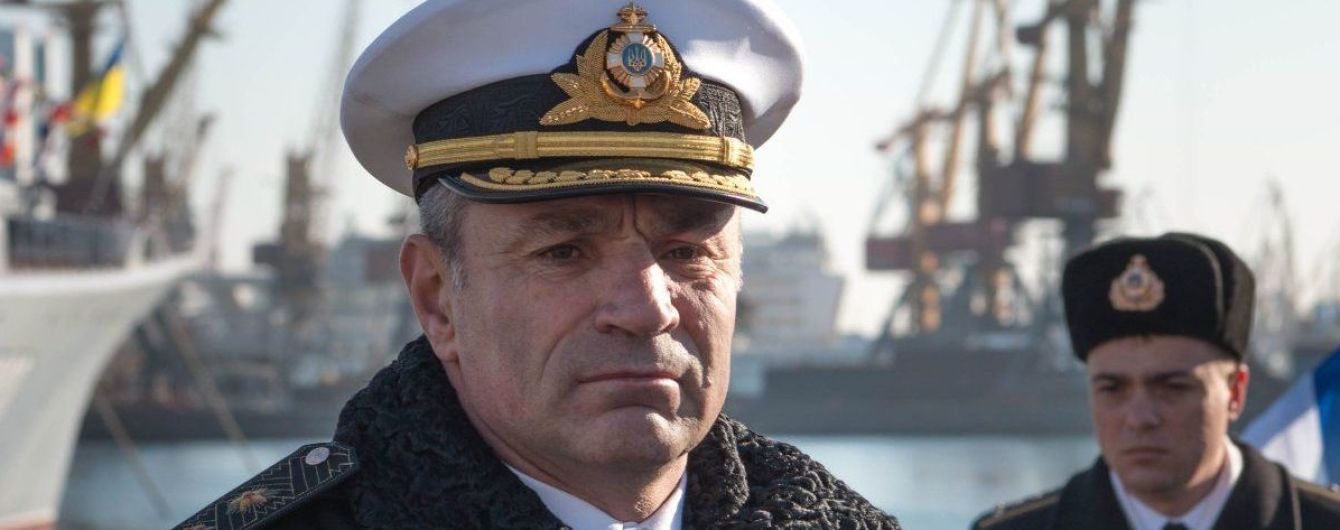 Макрон наградил командующего ВМС Украины французским орденом