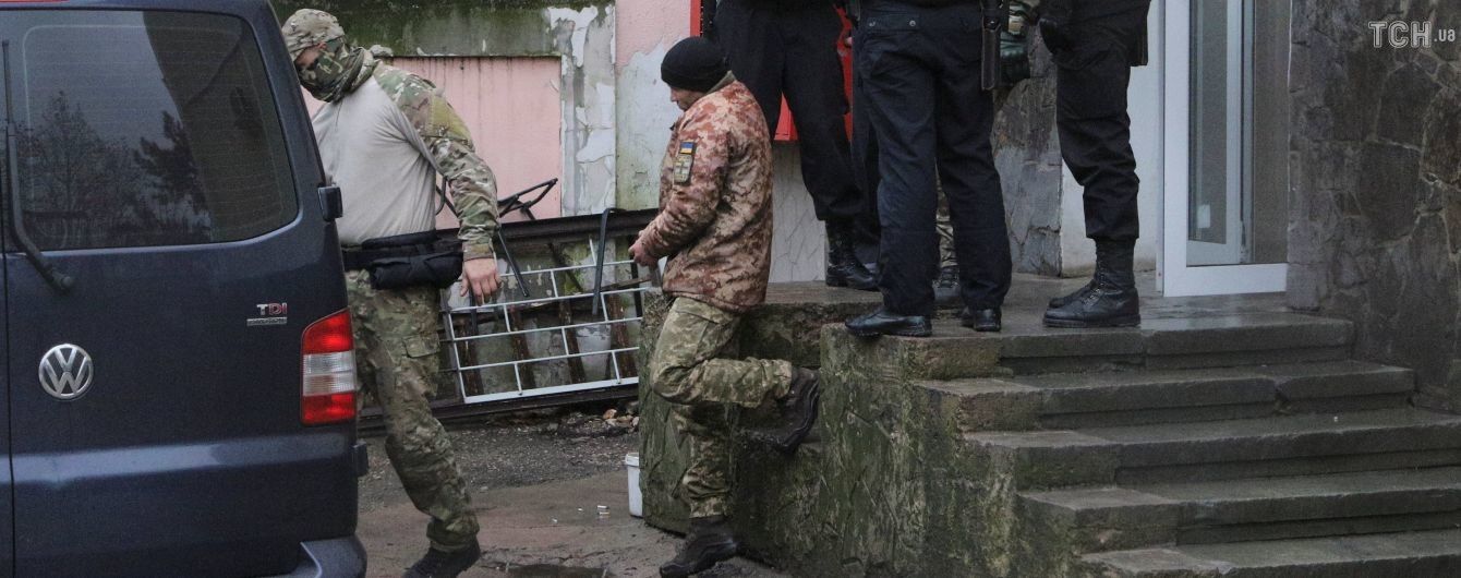 В’язні СІЗО Сімферополя зібрали для заарештованих українських моряків одяг та чай - журналіст