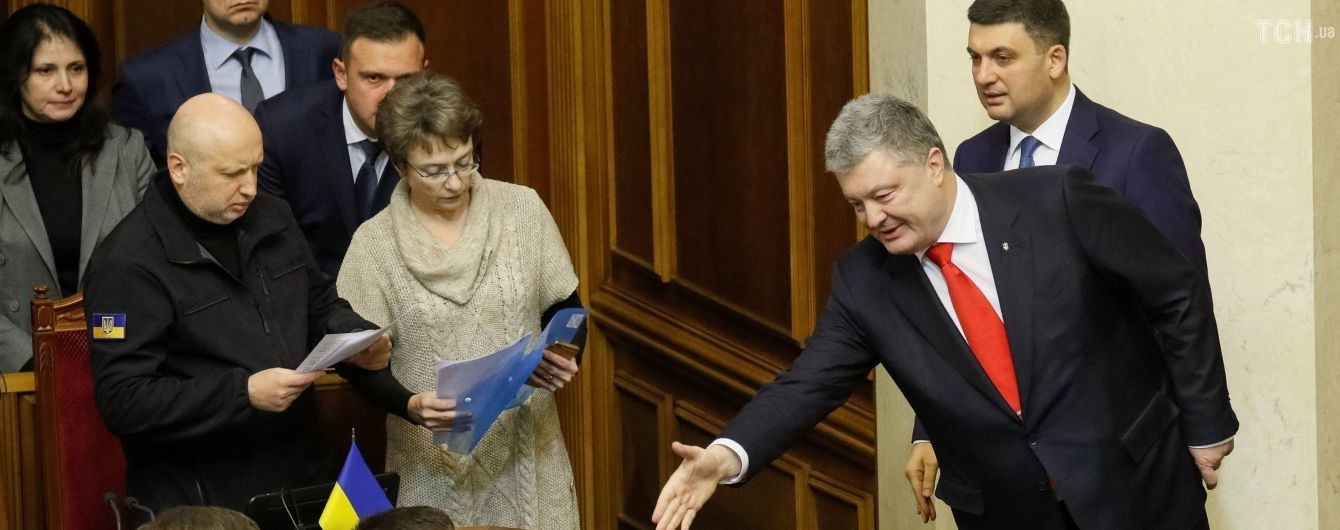 Порошенко заявив, що не зможе подовжити дію воєнного стану без згоди парламенту