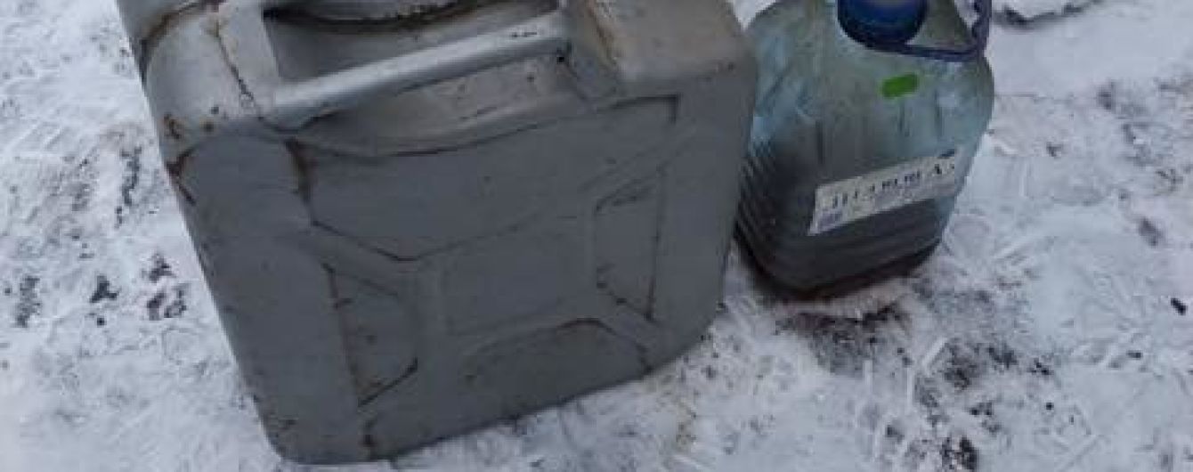 Облив бензином кімнату та доньку. У Чернівцях чоловік намагався спалити свою сім'ю