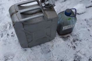 На Днепропетровщине разъяренный мужчина облил бензином и поджег жену и ее сына