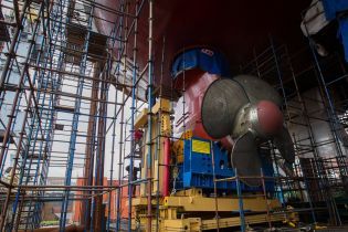 У Росії пожежу на криголамі, що будується, гасили понад 100 людей, є постраждалі