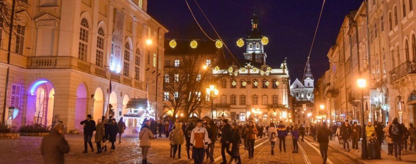 Во Львове на пешехода упала часть фасада дома