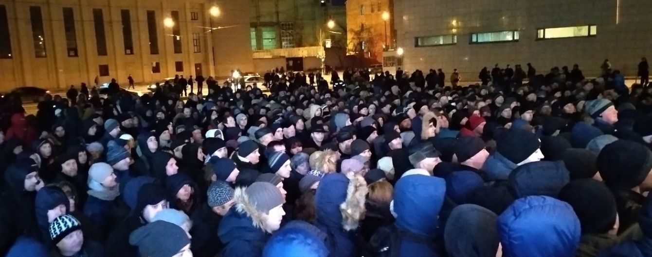 Медведев спровоцировал своим визитом длиннющую очередь на завод