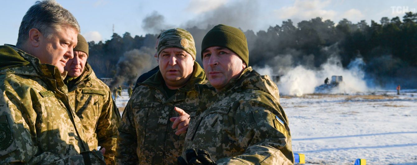 Навколо України зараз зібрано 80 тисяч російських солдат – Порошенко