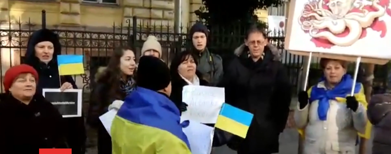 Протестувальниця з Будапешта показала, як відбувалась акція проти агресії РФ. Учасникам заважали та потай знімали їх