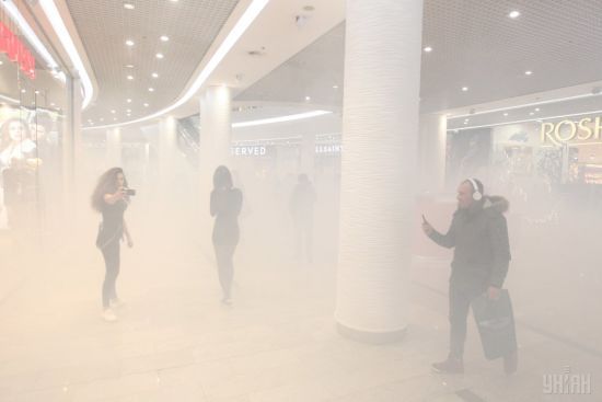 У Києві ТРЦ Ocean Plaza, який третій день пікетують націоналісти, закидали димовими шашками