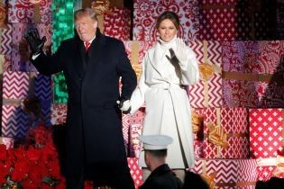 Як Снігуронька: Меланія Трамп з чоловіком запалила вогні на головній різдвяній ялинці