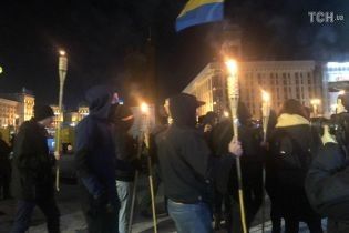 Смолоскипний хід центром Києва: учасники прямують до МВС, дорогою стався конфлікт із поліцією