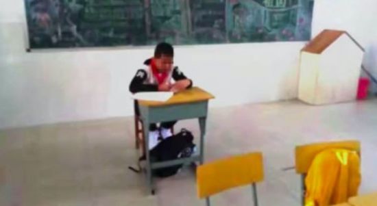 Китайський вчитель принизив і відсадив за іншу парту школяра, який був хворий на рак
