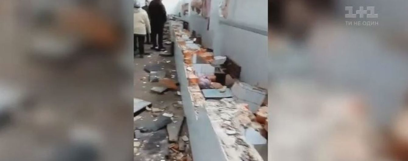 Молодики в балаклавах розтрощили прилавки м’ясного павільйона на базарі в Коростишеві
