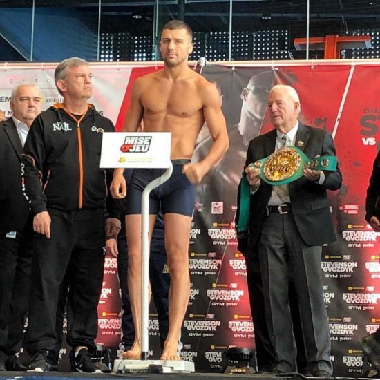 Український боксер Гвоздик пройшов процедуру зважування перед чемпіонським поєдинком