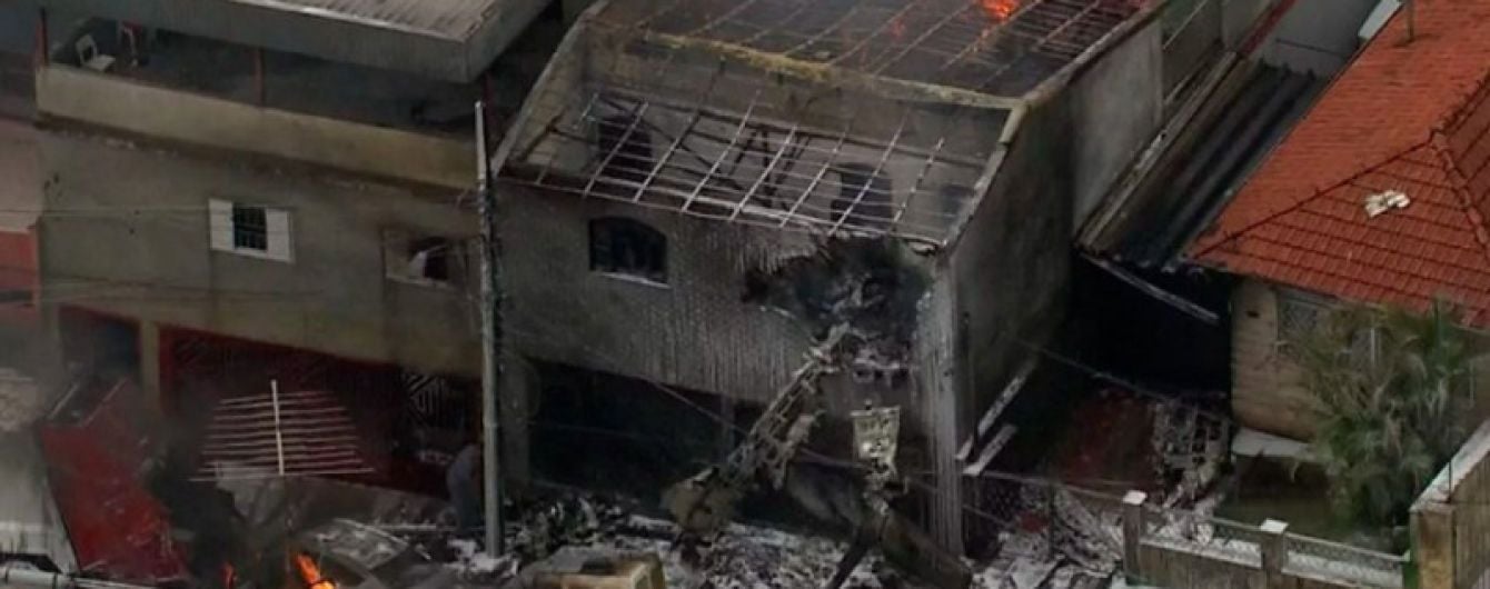 В Бразилии на жилые дома упал легкомоторный самолет