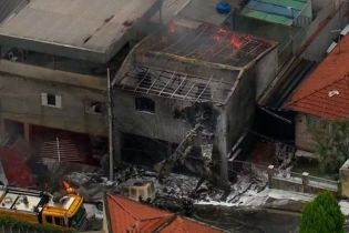 В Бразилии на жилые дома упал легкомоторный самолет