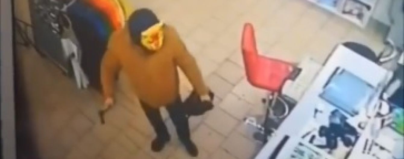 У Кривому Розі співробітники магазину знешкодили грабіжника в масці кота і з сокирою