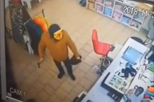 У Кривому Розі співробітники магазину знешкодили грабіжника в масці кота і з сокирою