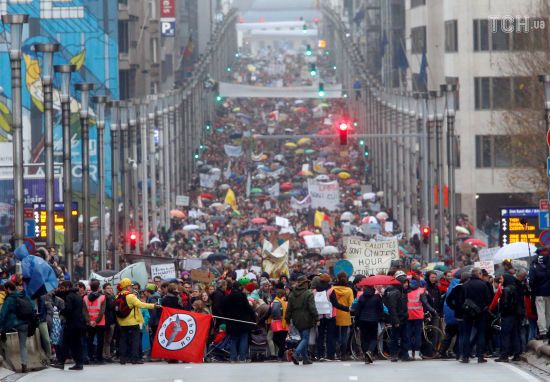 Планета у небезпеці: у Брюсселі десятки тисяч людей вийшли на марш захисту клімату