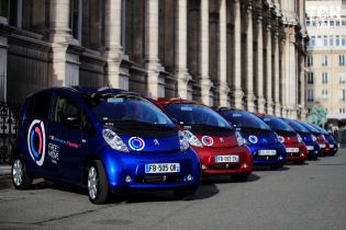 У Парижі запустили 550 електрокарів Peugeot і Citroen для каршерінга