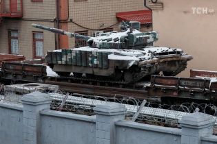 Reuters показало фото української техніки у порту Маріуполя