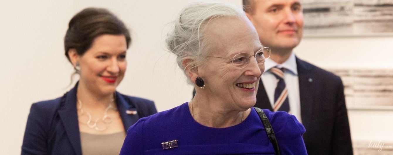 В шубе и синем платье: 78-летняя королева Маргрете II сходила в галерею