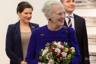 В шубе и синем платье: 78-летняя королева Маргрете II сходила в галерею