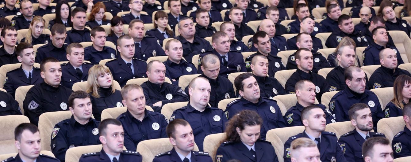 З 1 січня поліцейським підвищать зарплату на 30% і почнуть компенсувати оренду житла - Аваков