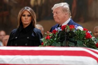 У стильному кейп-пальті і з насиченим макіяжем: Меланія Трамп на похороні Буша